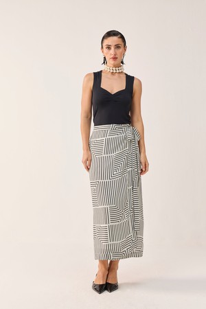 Regular Sweetheart Neck Top in Black from Reistor