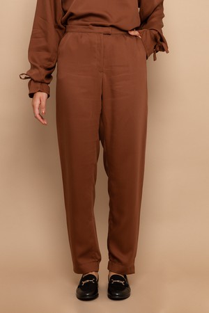 Nina Pecan Classic 100% Tencel Pantalon from Roses & Lilies