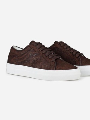 Sneakers Castanha Brown Essential from Shop Like You Give a Damn