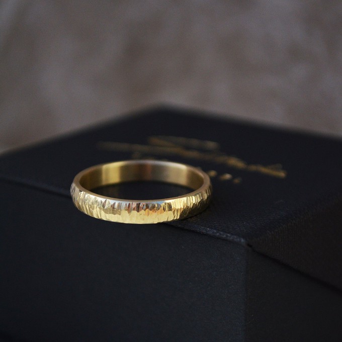 Textured wedding band chunky - Gold 14k from Solitude the Label