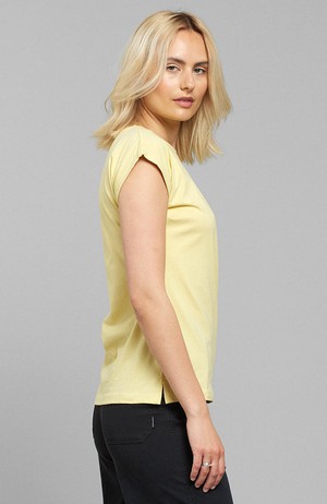 Visby t-shirt dusty yellow from Sophie Stone