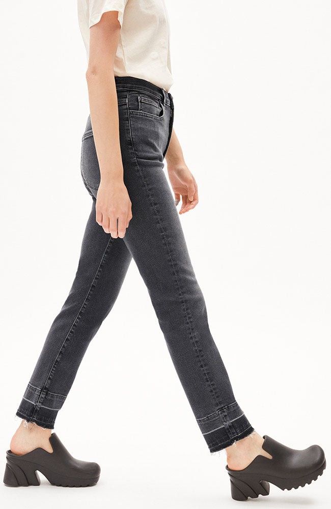 Lejaani straight leg jeans licorice from Sophie Stone