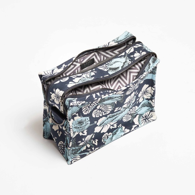 SbS Toiletry Bag L - The Sharks from Souleway