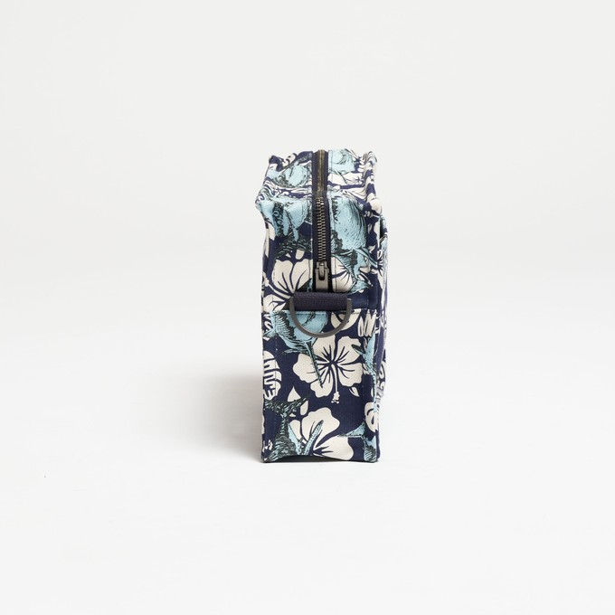 SbS Toiletry Bag M - The Sharks from Souleway