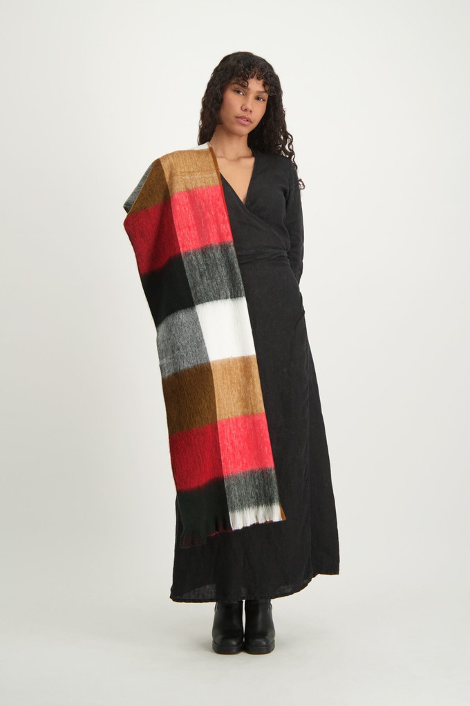 Alpaca Loca Sjaal Blocked Red, Black, Naturals from The Blind Spot Alpaca Loca Sjaal Blocked Red, Black, Naturals from The Blind Spot