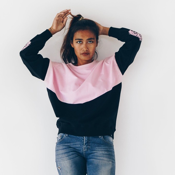 Sweatshirt - loose fit - made of organic cotton - black, pinkº from The Driftwood Tales
