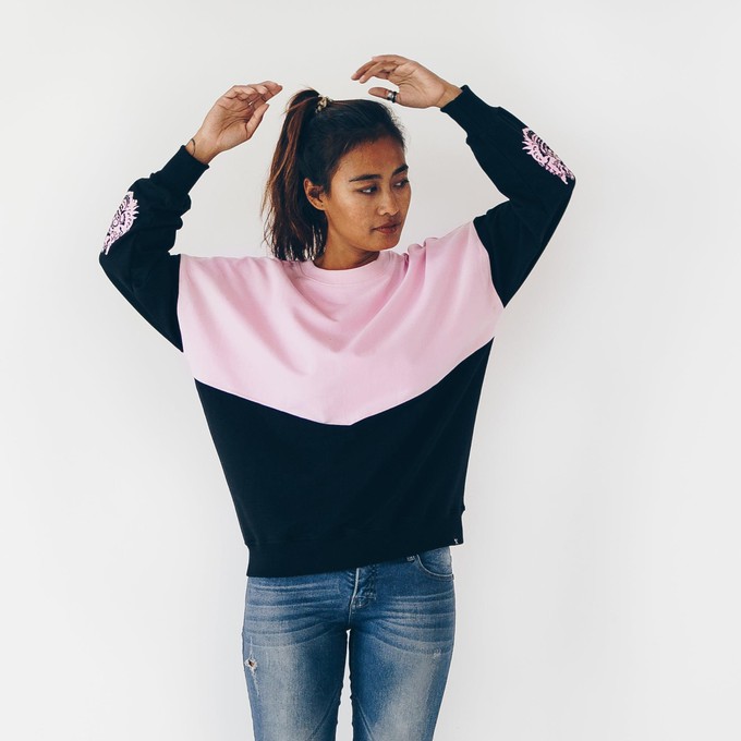 Sweatshirt - loose fit - made of organic cotton - black, pinkº from The Driftwood Tales