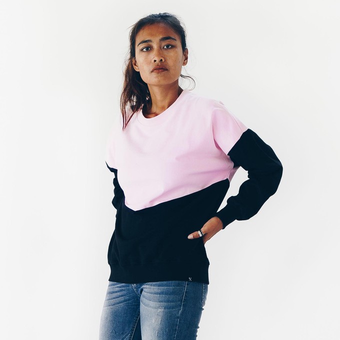 Sweatshirt - loose fit - made of organic cotton - black, pinkº from The Driftwood Tales