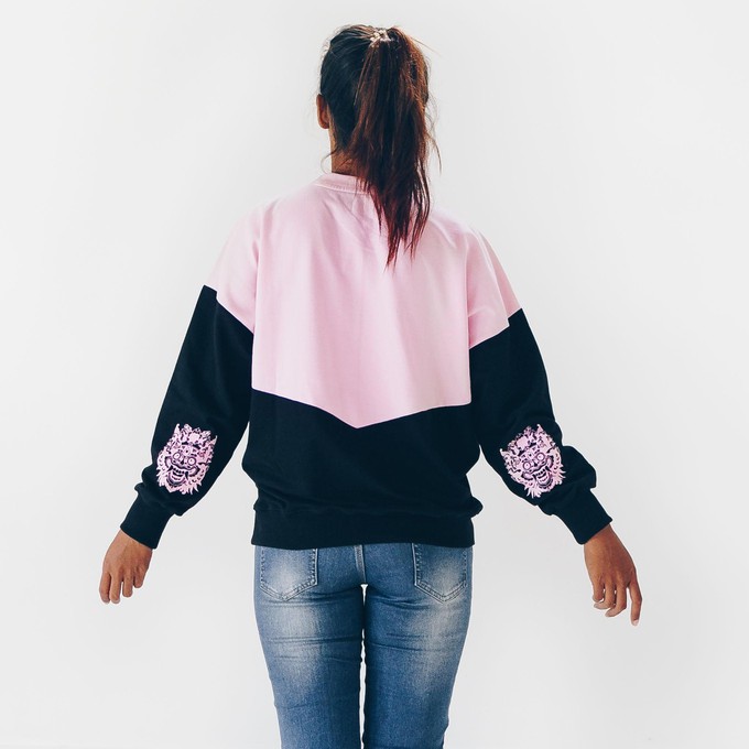 Sweatshirt - loose fit - made of organic cotton - black, pinkº from The Driftwood Tales