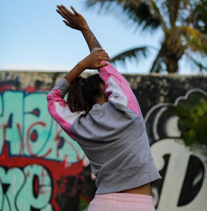 Sweatshirt - AMY - made of 4 different recycled fabrics - white, dark pink, grayº from The Driftwood Tales