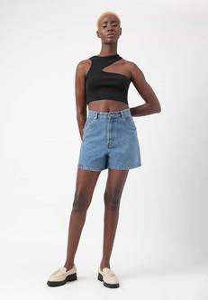 Unüberschüssiges Versprechen | Mittelindigofarbene Mom-Fit-Shorts mit hohem Bund via Un Denim