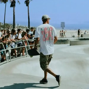 On Vacation Bubbly Good Times T-shirt Wit from UP TO DO GOOD