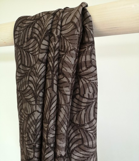 2.70 m hand-woven silk with brown leaf motif from Via India