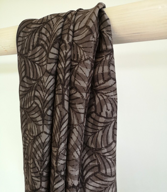 2.70 m hand-woven silk with brown leaf motif from Via India