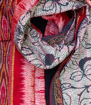 Kantha Sjaal Rood-Roze Ikatmotief tweezijdig draagbaar from Via India