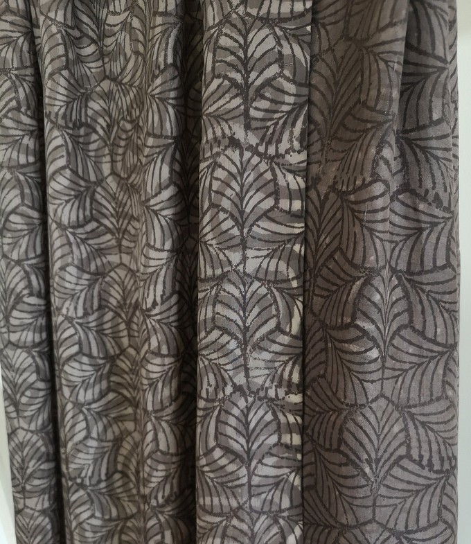 2.70 m hand-woven silk with brown leaf motif from Via India